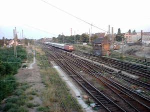 Rechts am Stellwerk vorbei ging es nach Blumenberg